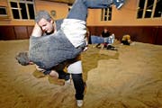 In der Trainingshalle Kirchbühl behält Pascal Nietlispach gegen Adrian Wettstein die Oberhand. (Bild Werner Schelbert)
