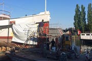 Im Zweischicht-Betrieb: Arbeiter ersetzen die Stahlbleche am Bug der «Unterwalden». (Bild: Jérôme Martinu / Neue LZ)