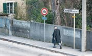 Ein Fussgänger am schweizerisch-französischen Grenzübergang nahe Genf. (Bild: Christian Beutler/Keystone (Vernier, 7. März 2014))