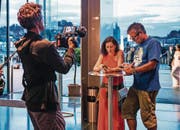 Kameramann Filip Zumbrunn mit den Schauspielern Delia Mayer und Stefan Gubser im FCL-Shirt. (Bild: Daniel Winkler/SRF)