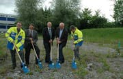 Spatenstich für das WWZ-Unterwerk in Cham. V.l: Bruno Schwegler, WWZ-Bereichsleiter Elektrizität; Andreas Widmer, CEO; Werner Zmoos, Direktor Energiesysteme, Areva T&D AG; Bruno Werder, Gemeindepräsident Cham; Markus Berthoud, Projektverantwortlicher. (Bild pd)