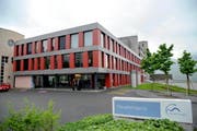 Die Spitäler (im Bild das Spital Schwyz) rüsten sich für den schärferen Wettbewerb. (Bild: Erhard Gick / Neue SZ)