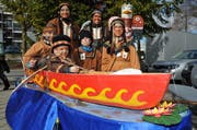 Waren am Umzug als Indianer mit Kanu und eigenem Totempfahl unterwegs: Die Familien Hofstetter (Wolfenschiessen) und Niederberger (Luzern). (Bild: Geri Wyss / Neue NZ)