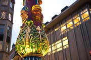 Der Fritschibrunnen auf dem Kapellplatz erstrahlt in neuem Glanz. (Bild Boris Bürgisser)