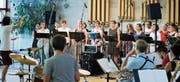 Der Chor Xang und die Big Band Zug widmen sich dem Werk Duke Ellingtons. Einzig die Gesangssolistin Eveline Suter fehlt noch an der Probe. (Bild: Stefan Kaiser (Zug, 18. Juni 2017))