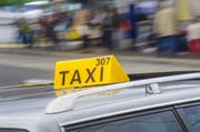 Taxis warten am Bahnhof Luzern auf Kundschaft. (Bild: Boris Bürgisser (Luzern, 15. Juni 2016))