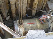 Der Bohrkopf fährt in die Zielgrube ein: Impressionen von den Tunnelarbeiten vor einigen Jahren an der Zuger Aabachstrasse. (Bild: PD)