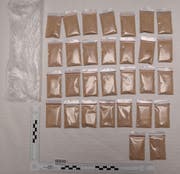 Verkaufsvertig abgepackt: Plastiksäckchen mit beschlagnahmtem Heroin. (Bild: Luzerner Polizei)