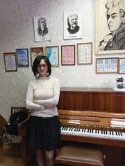 Larissa Cholmowskaja im Klavierzimmer der Musikschule Uglitsch. (Bild: Stefan Scholl (27. Februar 2018))