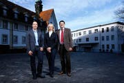 Der neue Klinikdirektor Reto Fausch (rechts) zusammen mit Chefärztin Magdalena Berkhoff und Pflegedienstleiter Daniel Mohr. (Bild Stefan Kaiser)