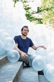 Künstler Micha Aregger aus Beinwil am See mit den Bällen der Atemluftinstallation auf der Treppe der Lukaskirche. (Bild: Isabelle Jost (Luzern, 5. Juli 2017))