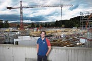 Reto Abächerli, Geschäftsführer der SLRG, vor der Sportarena, die beim Campus Sursee entsteht. (Bild: Eveline Beerkircher (Oberkirch, 24. Juli 2017))