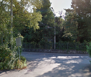 Das Haus an der Sternmattstrasse 68 in Luzern ist kaum zu erkennen. Ebenso verdeckt geben sich die mutmasslichen Besetzer. (Bild: map.google.com / Screenshot)