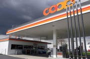 Die unbediente Geschäftskundenstelle der Post wird den Kunden bei der Coop-Tankstelle an der Hinterbergstrasse 6a zur Verfügung stehen. (Bild: Werner Schelbert (Cham, 16. April 2009))