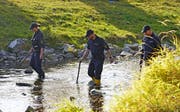 Nach dem Leichenfund: Deutsche Polizisten durchsuchen den Tatort an der Dreisam. Bild: Imago (Freiburg im Breisgau, 16. Oktober 2016)