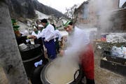 Vreni Aregger kocht an der Flüeler Fasnacht seit 20 Jahren Risotto. (Bild Angel Sanchez/Neue UZ)