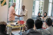 Asylbewerber erhielten im vergangenen Jahr im Asylzentrum Sonnenhof ein Sprachdiplom. Aufgrund der kurzen Kursdauer des vom Kanton finanzierten Unterrichts bleiben die Deutschkenntnisse allerdings bei vielen mangelhaft. (Bild: Pius Amrein (Emmenbrücke, 16. August 2016))