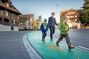 Mit der Einfärbung des Trottoirs im Udligenswiler Zentrum hat die Gemeinde den Schulweg für Kinder sicherer gemacht. Im Bild: Manuela Kohli mit Sohn Laurin (6, rechts) und dem Kindergarten-Gspänli Niklas (5). (Bild Pius Amrein)