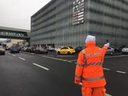 Ein Securitas-Mitarbeiter regelt den Verkehr vor der Mall of Switzerland. (Bild: René Meier / luzernerzeitung.ch (Ebikon, 11. November 2017))