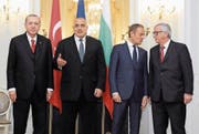 Der bulgarische Gastgeber und Premierminister Boyko Borisow (Zweiter von links) beim Fototermin mit Recep Tayyip Erdogan (links) sowie EU-Ratspräsident Donald Tusk und EU-Kommissionspräsident Jean-Claude Juncker (rechts). (Bild: EPA (Warna, 26. März 2018))