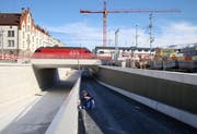 Blick von Westen in die Bahnunterführung der Feldstrasse. Auf der rechten Seite führt der erhöhte und von der Strasse abgesetzte Rad- und Gehweg zur Baarerstrasse. (Bild pd)