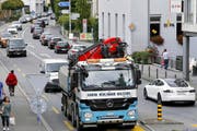 Die Umfahrung Cham-Hünenberg soll unter anderem das Chamer Dorfzentrum (im Bild die Zugerstrasse) vom Verkehr entlasten. (Bild Werner Schelbert)