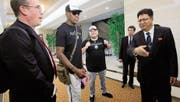 Dennis Rodman wird am Flughafen von Pjöngjang vom nordkoreanischen Vize-Sportminister begrüsst. (Bild: Kim Kwang Hyon/AP (13. Juni 2017))