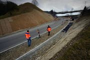 2006 wurde die Strasse des Schwanderholzstutzes neu gebaut. (Bild: Archiv / Neue LZ)