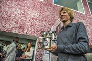 Dominic Büttiker, Schüler an der Kantonsschule Alpenquai, mit seiner selbstentwickelten Kaffeemaschine. Bild: (Bild: Nadia Schärli (Luzern, 21. März 2017))