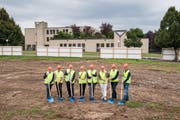 Die Verantwortlichen beim Spatenstich zum neuen Psychiatrie-Gebäude. (Bild: pd)