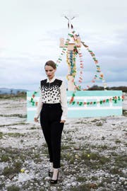 Die englische Sängerin Anna Calvi mag es gerne düster. (Bild: Roger Deckker/PD)