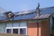 Die Feuerwehr beim Löschen des Brandes. (Bild: Kapo Uri)