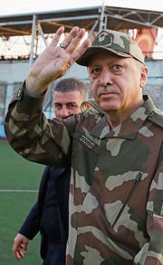 Auftritt in Kampfmontur: Recep Tayyip Erdogan in der Nähe der türkisch-syrischen Grenze. (Bild: Kayan Ozer/AP (Reyhanli, 1. April 2018))