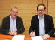Investor Samih Sawiris, links, und Fernando Lehner von der MGBahn bei der Vertragsunterzeichnung. (Bild: PD)