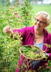 Romana Zumbühl (47) sammelt Kräuter in ihrem Garten, die sie für die Erntedank-Pastete verwendet. (Bild: Dominik Wunderli / Neue LZ)
