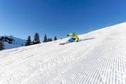 Noch hats Schnee in den Schwyzer Skigebieten. Das Bild zeigt einen Skifahrer, der sich auf dem Hoch-Ybrig austobt. (Bild: PD)