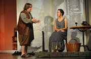 Schuster Aiolos (Reto Bugmann) und seine Frau Portia (Jamila Saladin). (Bild Corinne Glanzmann/Neue NZ)