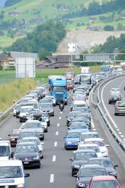 Stau auf der A2. (Symbolbild Markus von Rotz / Nidwaldner Zeitung, 26.6.2017)