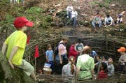 Lehrer und Schüler der Sonderschule Rütimattli in Sachseln beim Bau einer Feuerstelle. (Archivbild Robert Hess/Neue OZ)