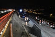 Die Unfallstelle auf der A2 bei Buochs: Das Auto hatte einige rot-weisse Absperrbaken gerammt und kam in der Baugrube zum Stillstand. (Bild: Kantonspolizei Nidwalden)