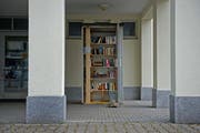 Beim Schulhaus Merlischachen steht die umfunktionierte Telefonzelle. Hier können kostenlos Bücher genommen und gebracht werden. (Bild: Pius Amein / Neue LZ)