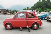 Szene vom diesjährigen internationalen Fiat-500-Treffen in Sarnen. (Bild: Alexandra Wey/Keystone (24. Juni 2017))