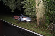 Die Unfallstelle zwischen Steinhausen und Baar: Nachdem der Mann gegen den Baum fuhr, blieb er mit seinem Wagen stehen. (Bild: Zuger Polizei)