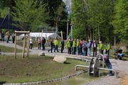 Hauptbestandteil des Spielplatzes ist der «Energiefluss» mit Wasserrädern, hier im Vordergrund zu sehen. (Bild: pd)