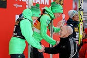 Gratuliert dem drittplatzierten Domen Prevc (links): Bundesrat und Ex-Skispringer Ueli Maurer. (Bild: Philipp Schmidli / Neue LZ)
