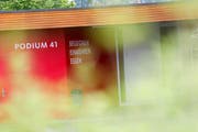 Über die Zukunft des Podium 41 (Bild) wird am 29. November in der Stadt Zug abgestimm (Bild: Stefan Kaiser / Neue ZZ)