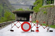 Die Strasse in der Schöllenen bleibt wochenlang gesperrt. Andermatt ist per Auto nur via Airolo über den Gotthardpass zu erreichen. (Bild: Keystone/Urs Flüeler)