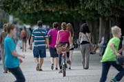 Eine Velofahrerin schlängelt sich auf dem Nationalquai durch die Fussgänger. Velofahren ist dort aber verboten (gestellte Szene). (Bild: Pius Amrein / Neue LZ)