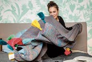 Martina Unternährer mit einer ihrer Decken, fotografiert bei «Sleepgreen», Luzern. (Bild: Philipp Schmidli)