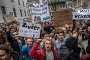 Mehrere hundert Schüler demonstrierten vor dem Regierungsgebäue gegen die Sparpläne im Bildungsbereich. (Bild: Boris Bürgisser (Luzern, 5. April 2017))
